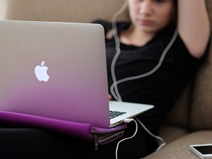 girl with apple laptop
