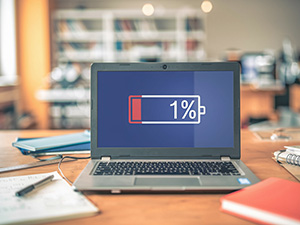 Are You Supposed to Drain Your Laptop's Battery Before Plugging It In?